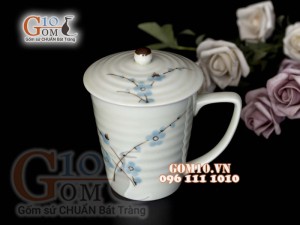 Cốc sứ có nắp vẽ hoa đào xanh men kem, cao 10cm