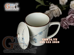 Cốc sứ có nắp vẽ hoa đào xanh men kem, cao 10cm