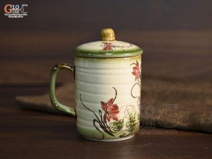 Cốc sứ có nắp vẽ hoa sen men vuốt cao 10cm 