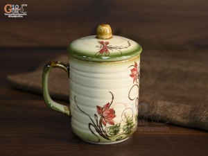 Cốc sứ có nắp vẽ hoa sen men vuốt cao 10cm 