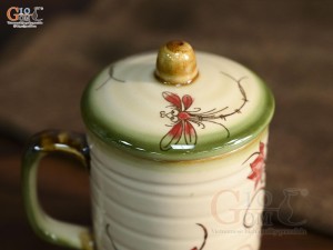 Cốc sứ có nắp vẽ hoa sen men vuốt cao 10cm 