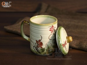 Cốc sứ có nắp vẽ hoa sen men vuốt cao 10cm 