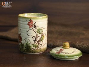Cốc sứ có nắp vẽ hoa sen men vuốt cao 10cm 