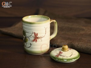 Cốc sứ có nắp vẽ hoa sen men vuốt cao 10cm 