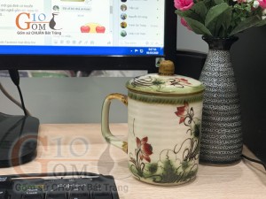 Cốc sứ có nắp vẽ hoa sen men vuốt cao 10cm 