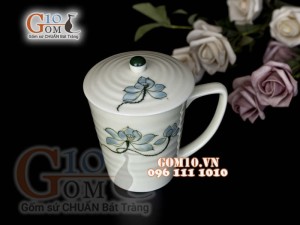 Cốc sứ có nắp vẽ hoa sen xanh men kem, cao 10cm