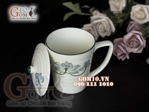 Cốc sứ có nắp vẽ hoa sen xanh men kem, cao 10cm