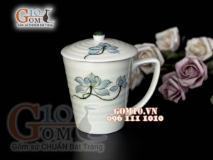 Cốc sứ có nắp vẽ hoa sen xanh men kem, cao 10cm