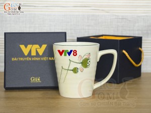 Cốc sứ có quai men kem vẽ hoa Đài Sen in logo VTV8, 350ml