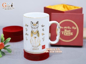Cốc sứ dáng cao quai nắm họa tiết Linh vật Quý Mão 2023 vàng kim, 450ml