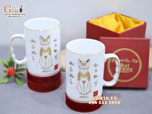 Cốc sứ dáng cao quai nắm họa tiết Linh vật Quý Mão 2023 vàng kim, 450ml