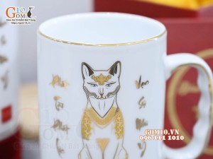 Cốc sứ dáng cao quai nắm họa tiết Linh vật Quý Mão 2023 vàng kim, 450ml