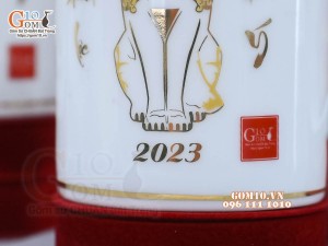 Cốc sứ dáng cao quai nắm họa tiết Linh vật Quý Mão 2023 vàng kim, 450ml