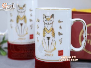 Cốc sứ dáng cao quai nắm họa tiết Linh vật Quý Mão 2023 vàng kim, 450ml