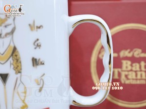 Cốc sứ dáng cao quai nắm họa tiết Linh vật Quý Mão 2023 vàng kim, 450ml