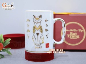 Cốc sứ dáng cao quai nắm họa tiết Linh vật Quý Mão 2023 vàng kim, 450ml
