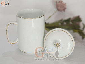 Cốc sứ dáng cao quai nắm men trắng kẻ chỉ vàng kim, 450ml