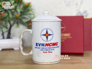 Cốc sứ dáng cao quai nắm men trắng có nắp kẻ chỉ vàng kim, 450ml
