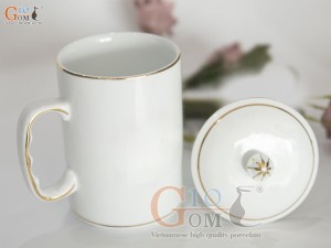 Cốc sứ dáng cao quai nắm men trắng kẻ chỉ vàng kim, 450ml