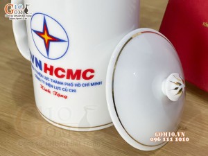 Cốc sứ dáng cao quai nắm men trắng có nắp kẻ chỉ vàng kim, 450ml