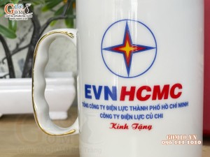 Cốc sứ dáng cao quai nắm men trắng có nắp kẻ chỉ vàng kim, 450ml