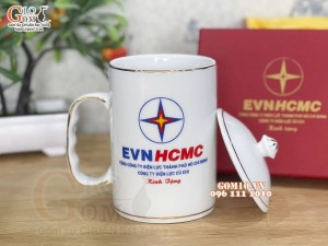 Cốc sứ dáng cao quai nắm men trắng có nắp kẻ chỉ vàng kim, 450ml