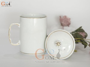 Cốc sứ dáng cao quai nắm men trắng kẻ chỉ vàng kim, 450ml