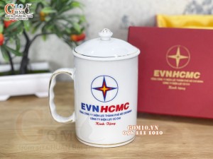 Cốc sứ dáng cao quai nắm men trắng có nắp kẻ chỉ vàng kim, 450ml