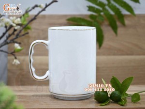 Cốc sứ dáng cao quai nắm men trắng kẻ chỉ vàng kim, 500ml