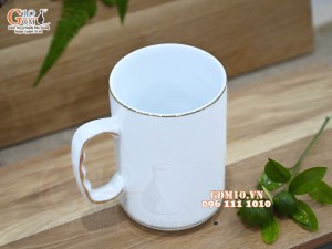 Cốc sứ dáng cao quai nắm men trắng kẻ chỉ vàng kim, 500ml