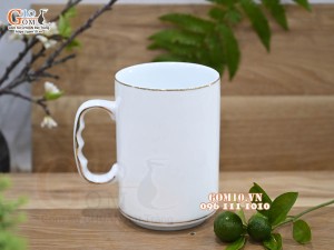 Cốc sứ dáng cao quai nắm men trắng kẻ chỉ vàng kim, 500ml