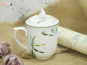 Cốc sứ dáng chóp lửa men kem vẽ Trúc Chuồn, 400ml