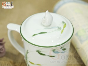 Cốc sứ dáng chóp lửa men kem vẽ Trúc Chuồn, 400ml