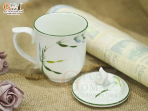 Cốc sứ dáng chóp lửa men kem vẽ Trúc Chuồn, 400ml