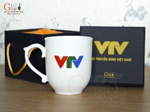 Cốc sứ dáng chóp lửa men trắng in logo VTV, 400ml
