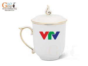 Cốc sứ dáng chóp lửa men trắng cảnh Tháp Rùa kẻ chỉ vàng kim, in logo VTV, 400ml