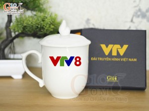 Cốc sứ dáng chóp lửa men trắng có nắp in logo VTV8, 400ml