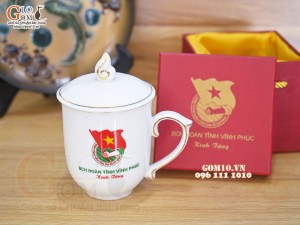 Cốc sứ dáng chóp lửa men trắng có nắp kẻ chỉ vàng kim, in logo quà tặng