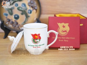 Cốc sứ dáng chóp lửa men trắng có nắp kẻ chỉ vàng kim, in logo quà tặng
