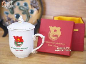 Cốc sứ dáng chóp lửa men trắng có nắp kẻ chỉ vàng kim, in logo quà tặng