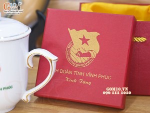 Cốc sứ dáng chóp lửa men trắng có nắp kẻ chỉ vàng kim, in logo quà tặng