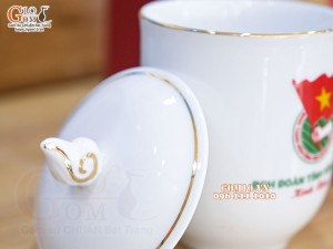 Cốc sứ dáng chóp lửa men trắng có nắp kẻ chỉ vàng kim, in logo quà tặng
