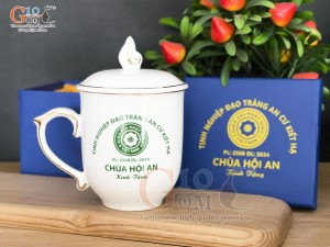 Cốc sứ dáng chóp lửa men trắng có nắp kẻ chỉ vàng kim, in logo quà tặng