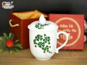Cốc sứ dáng chóp lửa men trắng hoa mai xanh có nắp, 400ml