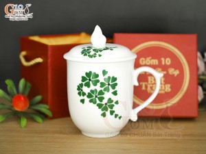 Cốc sứ dáng chóp lửa men trắng hoa mai xanh có nắp, 400ml