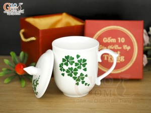 Cốc sứ dáng chóp lửa men trắng hoa mai xanh có nắp in tên, 400ml