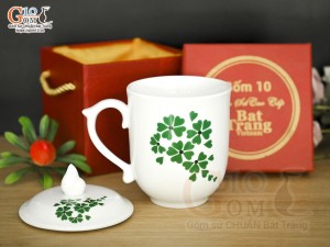 Cốc sứ dáng chóp lửa men trắng hoa mai xanh có nắp in tên, 400ml