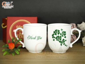 Cốc sứ dáng chóp lửa men trắng hoa mai xanh có nắp in tên, 400ml