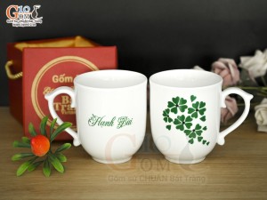 Cốc sứ dáng chóp lửa men trắng hoa mai xanh có nắp in tên, 400ml