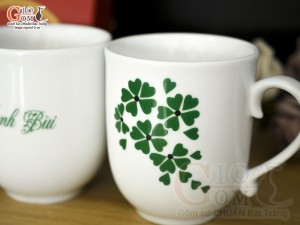 Cốc sứ dáng chóp lửa men trắng hoa mai xanh có nắp in tên, 400ml